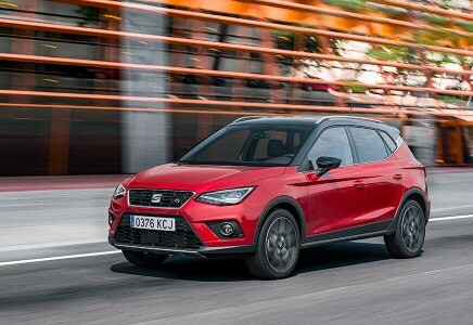 SEAT Arona driving thought the city