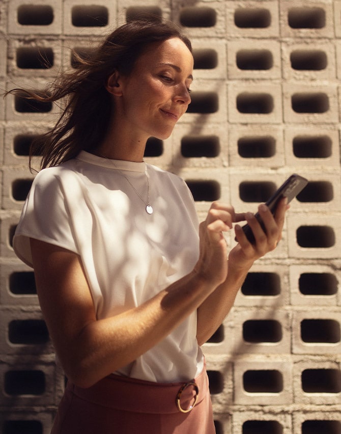 woman-with-her-smartphone-connect-to-seat-connects