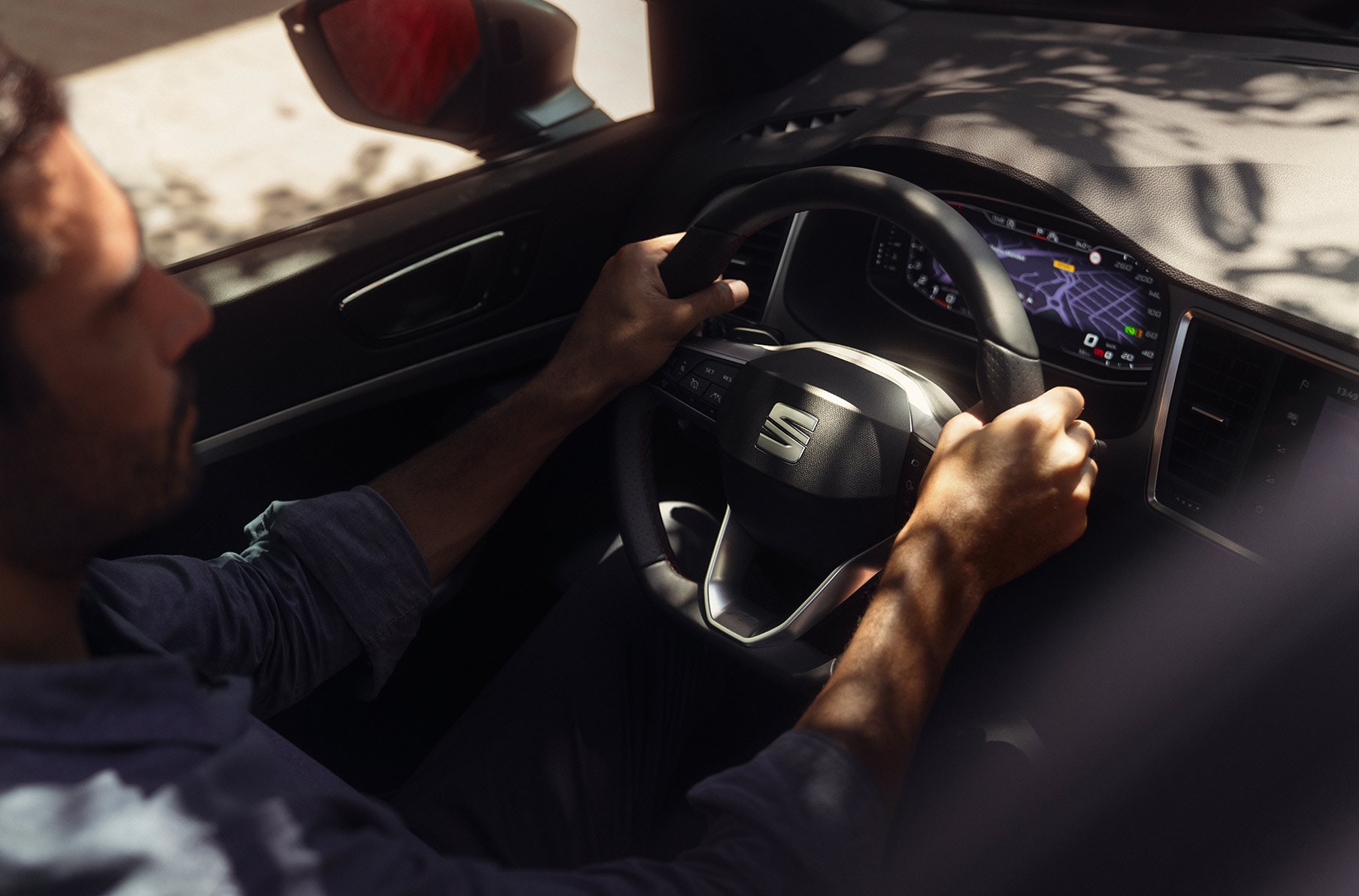 man-holding-steering-wheel-of-seat-ateca