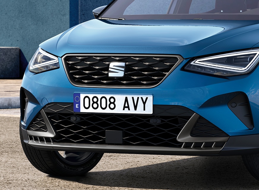 seat-arona-fr-parked-sapphire-blue