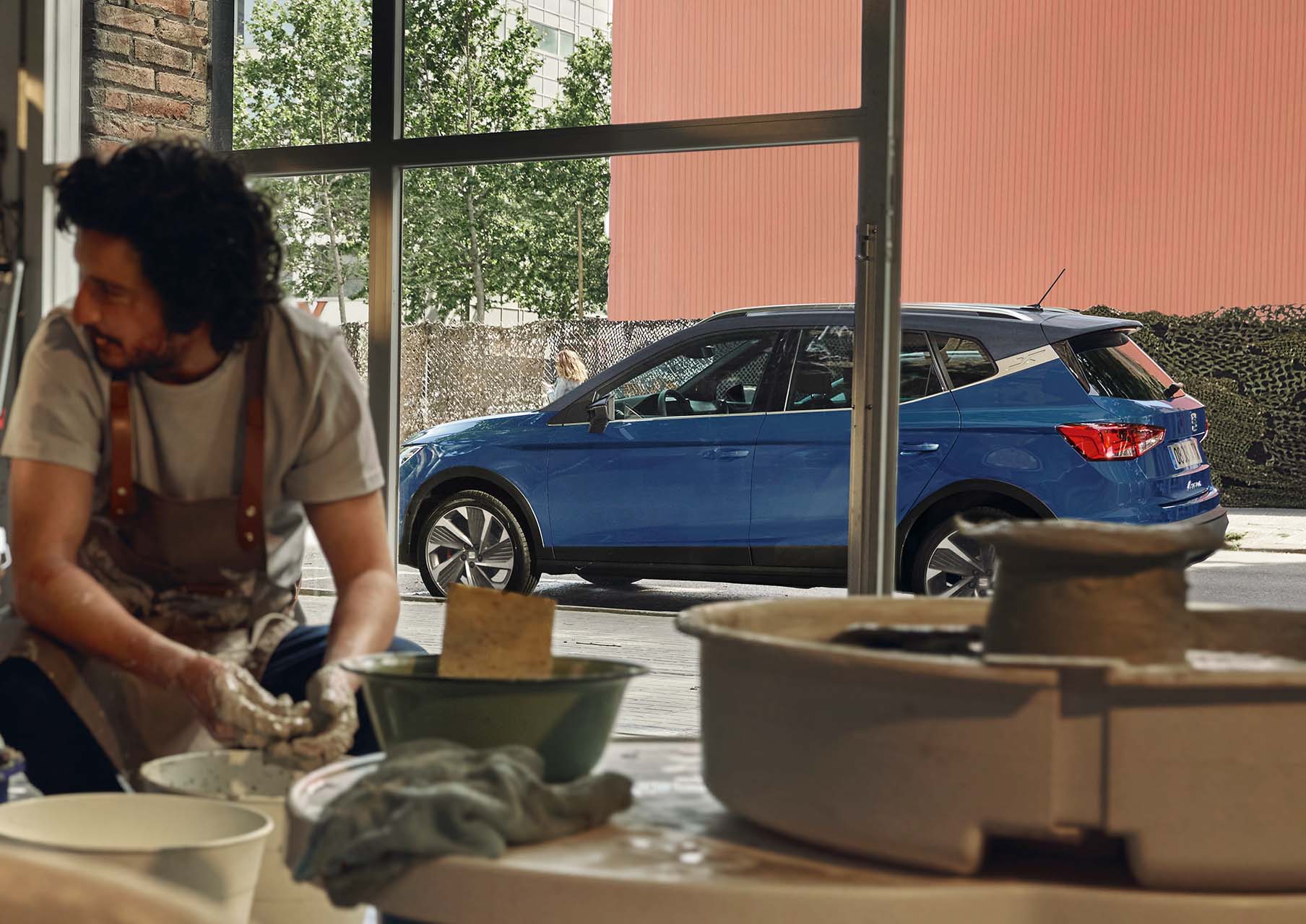 seat-arona-fr-sapphire-blue-outside-a-pottery-shop