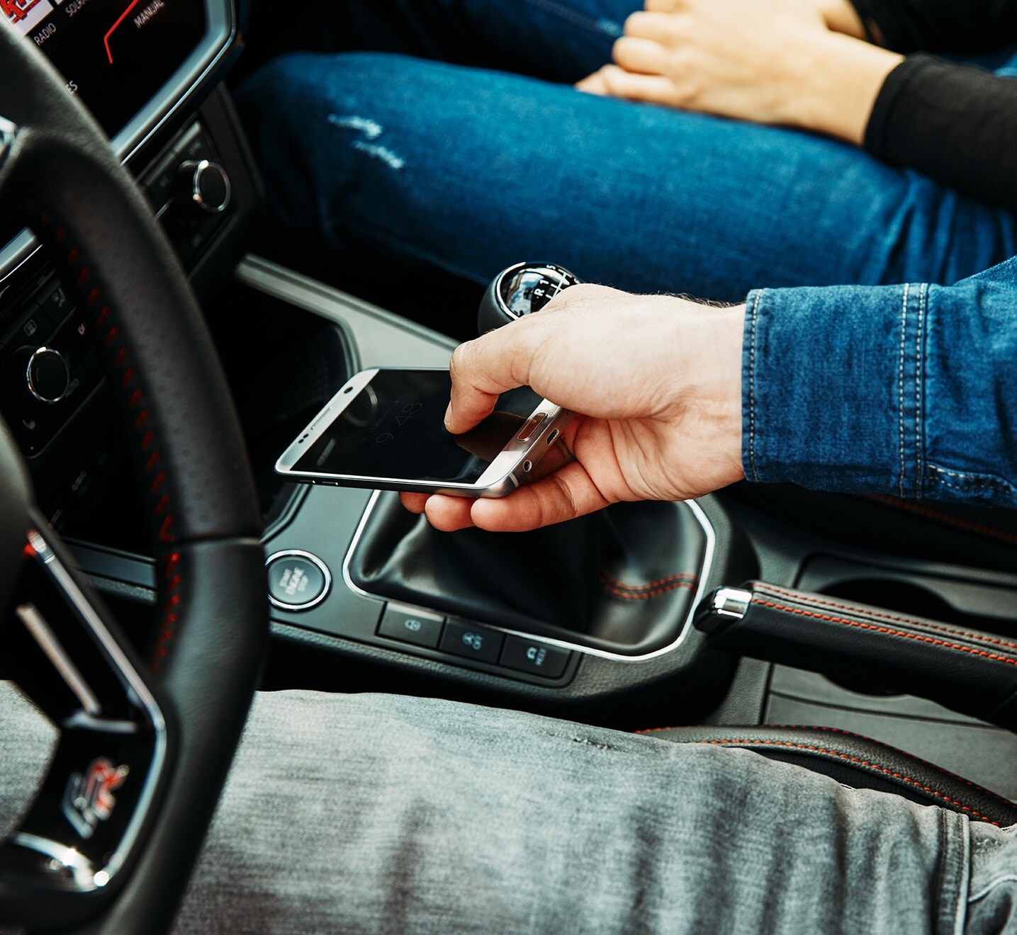 SEAT Full Link wireless smartphone charger for connected car