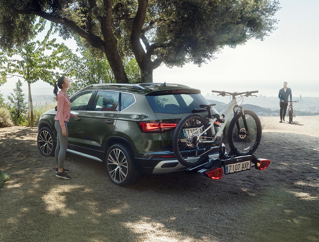 woman-standing-next-to-seat-ateca-with-a-bike-rack-accessor