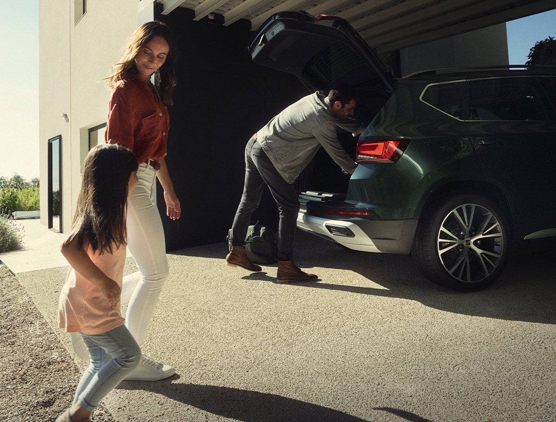 family-enjoying-the-next-seat-ateca-dark-camouflage-colour-boot