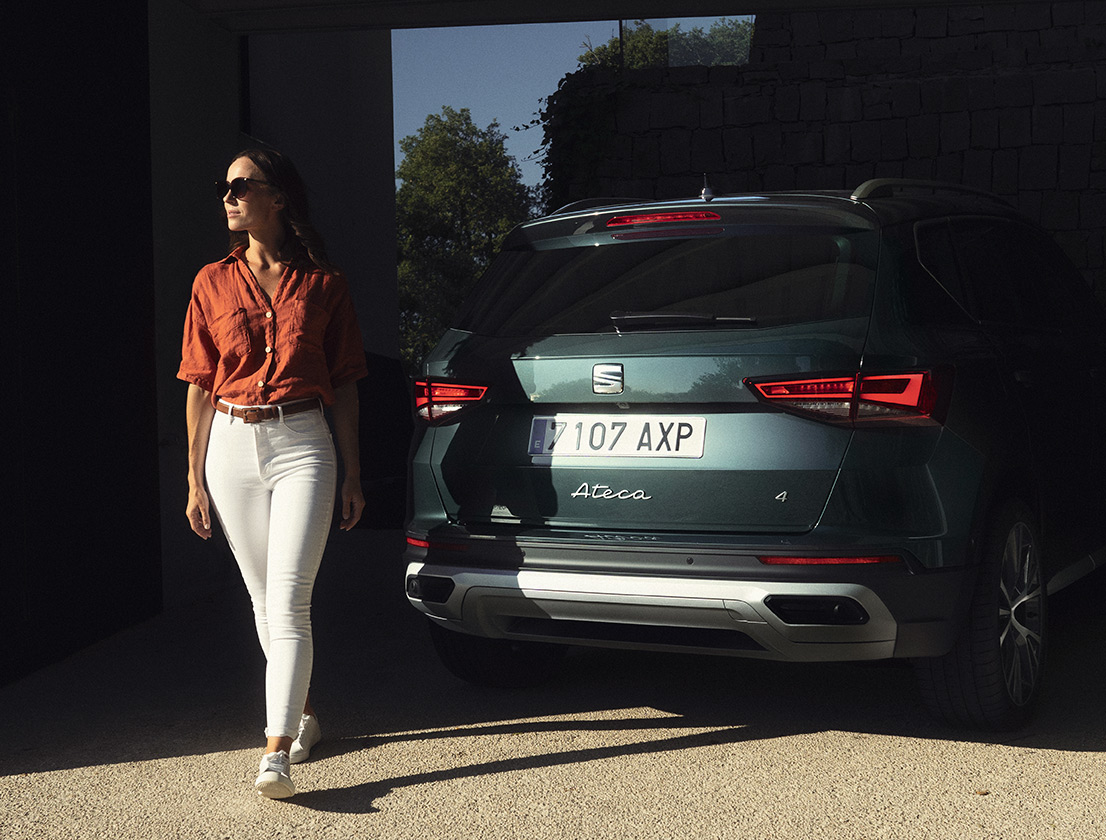 woman-standing-next-to-the-new-seat-ateca-dark-comouflage-with-full-rear-lead-lights
