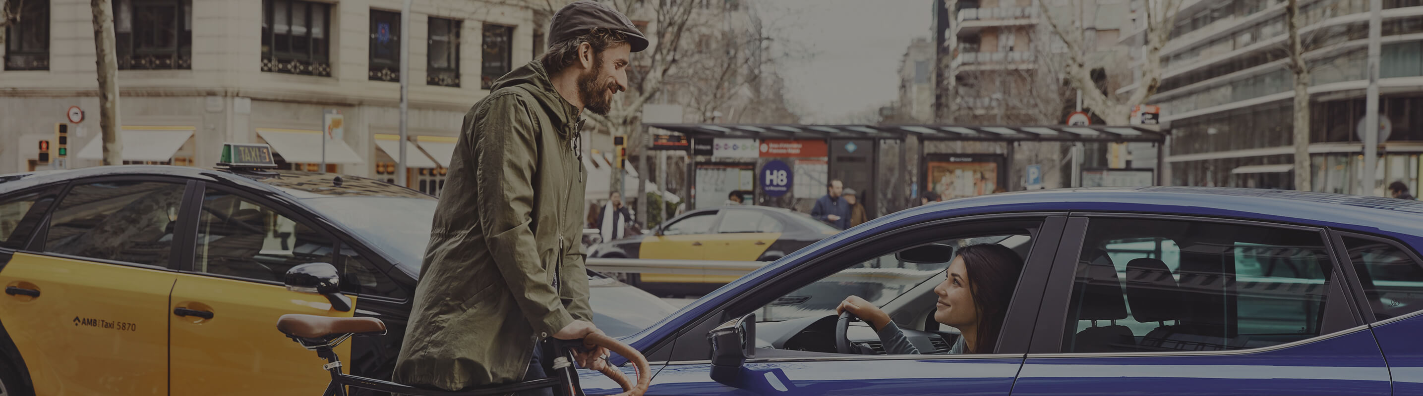 SEAT new car services insurance maintenance – Man on a bicycle in front of a SEAT car SEAT new car services insurance maintenance – Man on a bicycle in front of a SEAT car