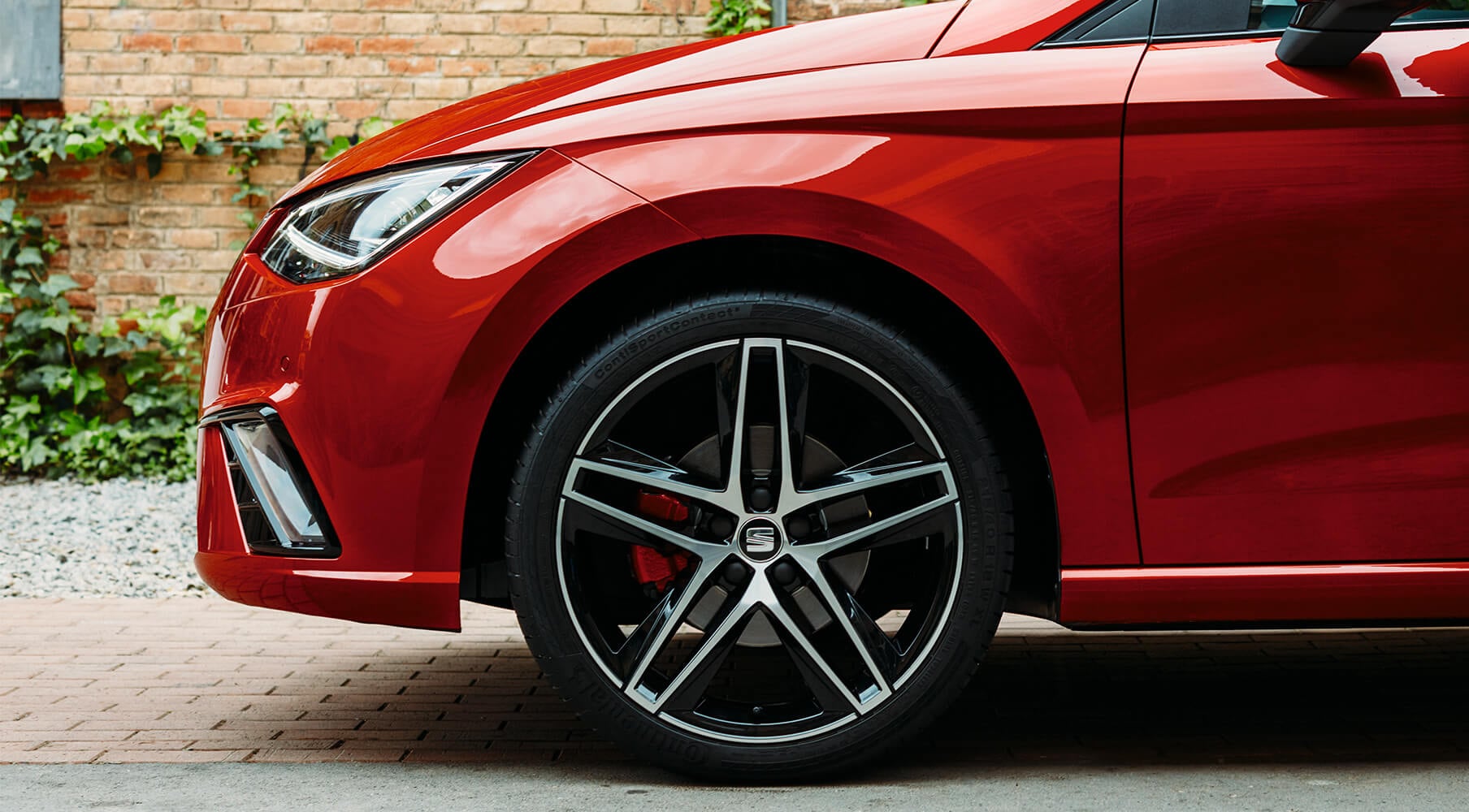 SEAT new car services and maintenance – Side view of the front left wheel of a new car