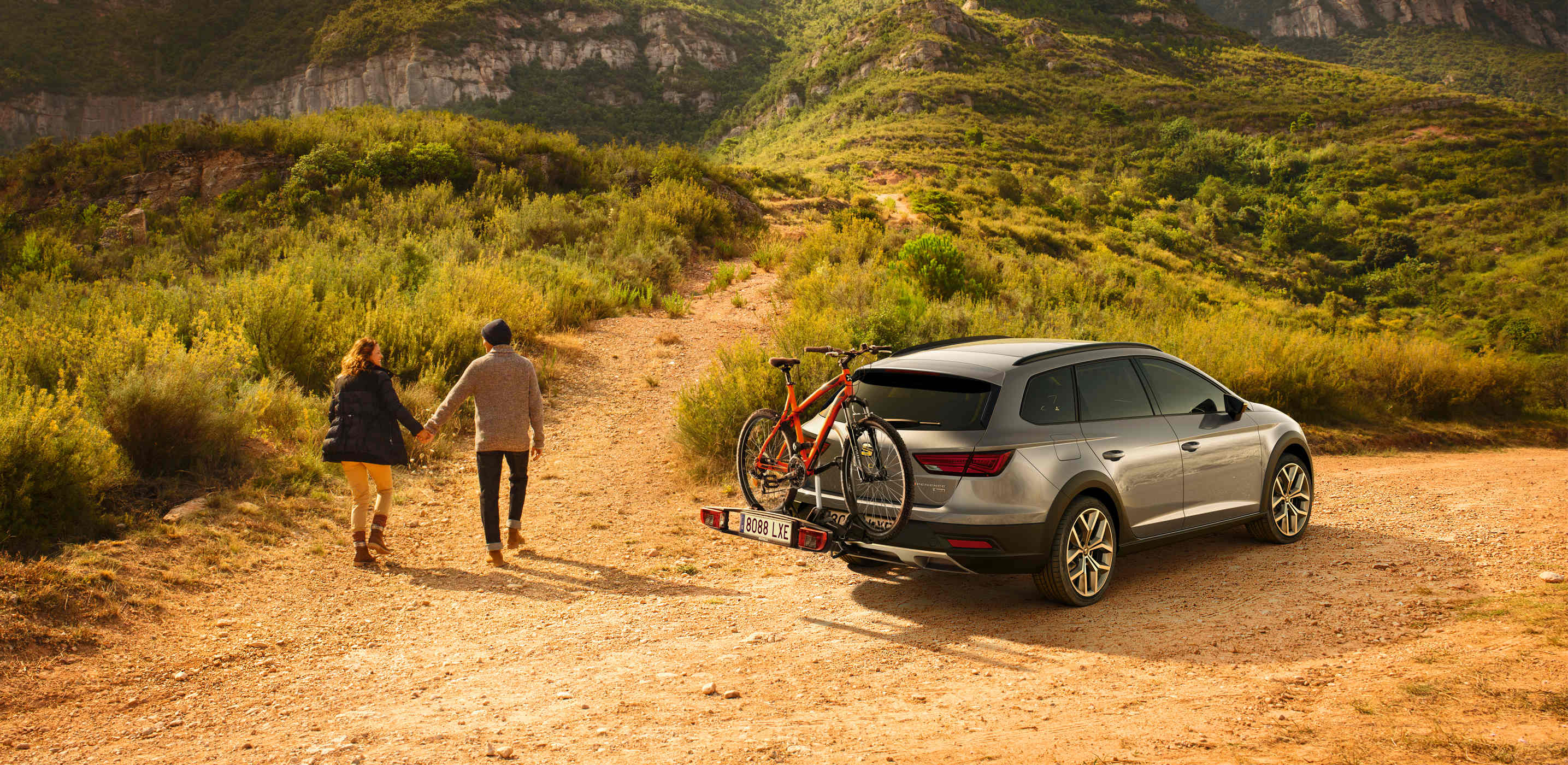 SEAT Service and Maintenance – SEAT Leon landscape shot at the side of a hill with bike rack