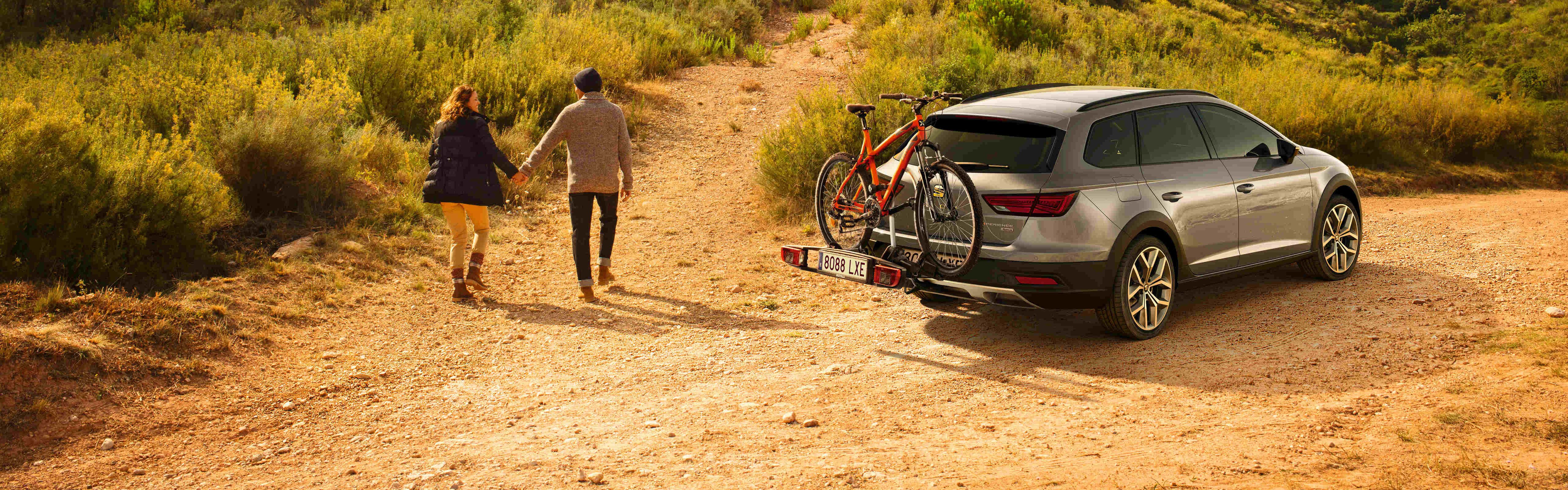 SEAT Service and Maintenance – SEAT Leon landscape shot at the side of a hill with bike rack