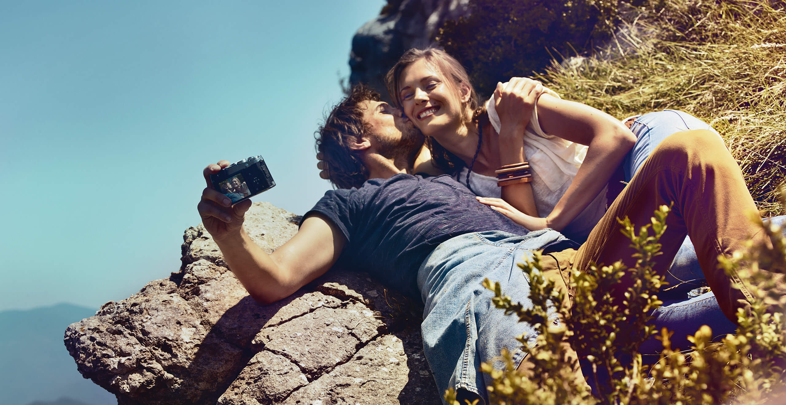 SEAT new car services warranty extension  maintenance – A couple laying in mountains taking a selfie