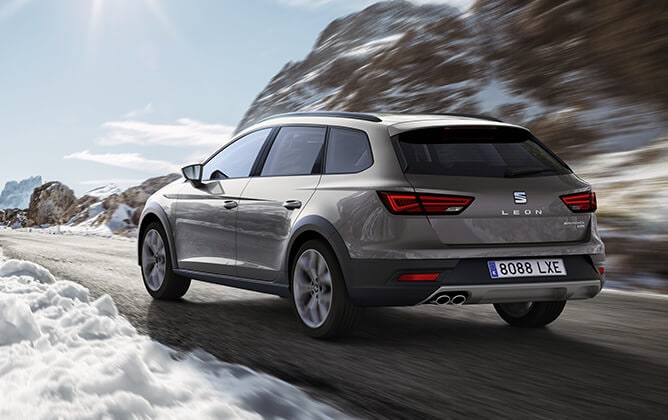SEAT Leon X-PERIENCE in a snowy winter landscape crossing the mountain