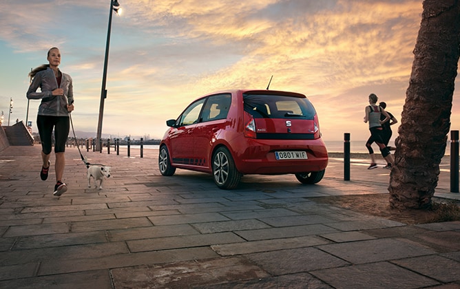 SEAT Mii parked in promenade with people running behind
