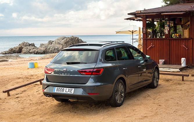 SEAT Leon ST in a beach landscape in a beach bar